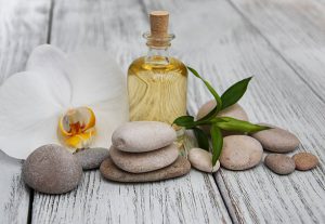 a cet emplacement s'affiche des cailloux, une fleur et des huiles essentielles