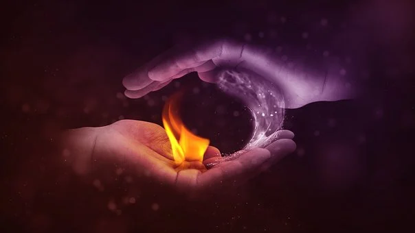 image de 2 mains superposées et un flamme d'énergie. Le magnétisme est utilisé en soins holistiques pour aider les personnes à retrouver un équilibre énergétique et mental. Les praticiens de soins magnétiques utilisent leurs mains pour canaliser l'énergie magnétique afin de soulager la douleur, de réduire le stress et d'améliorer la circulation sanguine. Le magnétisme peut également aider à guérir les troubles émotionnels et les blocages énergétiques.